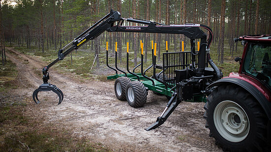 Kronos kran monteret på Valtra traktor i skoven
