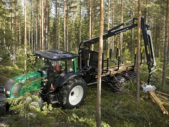 Kronos 6020 skovkran monteret på Valtra traktor i skoven