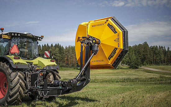 Kronos Predator 2 1700 M kædeknuser monteret bag på Claas traktor