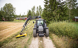 Valtra traktor trimmer buske i rabatten med Kronos Predator 2 1700 H klippehoved/knuserhoved