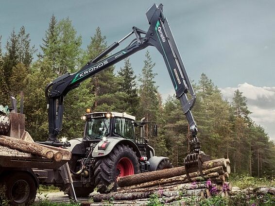 Kronos Gripto skovran monteret på Valtra traktor læsser træ fra stak