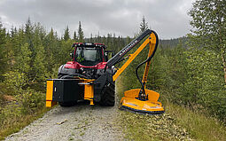 Kronos Extendo 610 klipperarm monteret på Valtra, der trimmer vejrabat