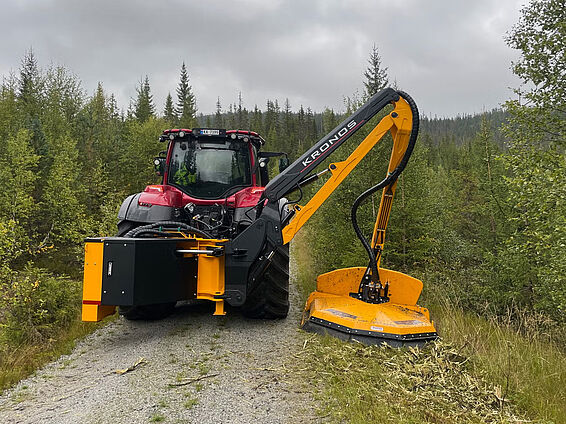 Kronos Extendo 610 klipperarm monteret på Valtra, der trimmer vejrabat