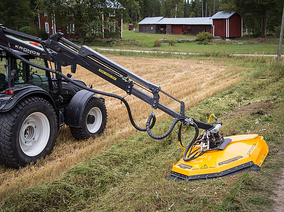 Valtra traktor trimmer buske i rabat med Kronos Predator 2 1700 H knuserhoved