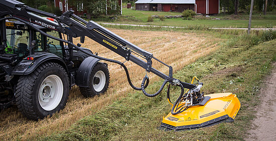 Valtra traktor trimmer buske i rabat med Kronos Predator 2 1700 H knuserhoved